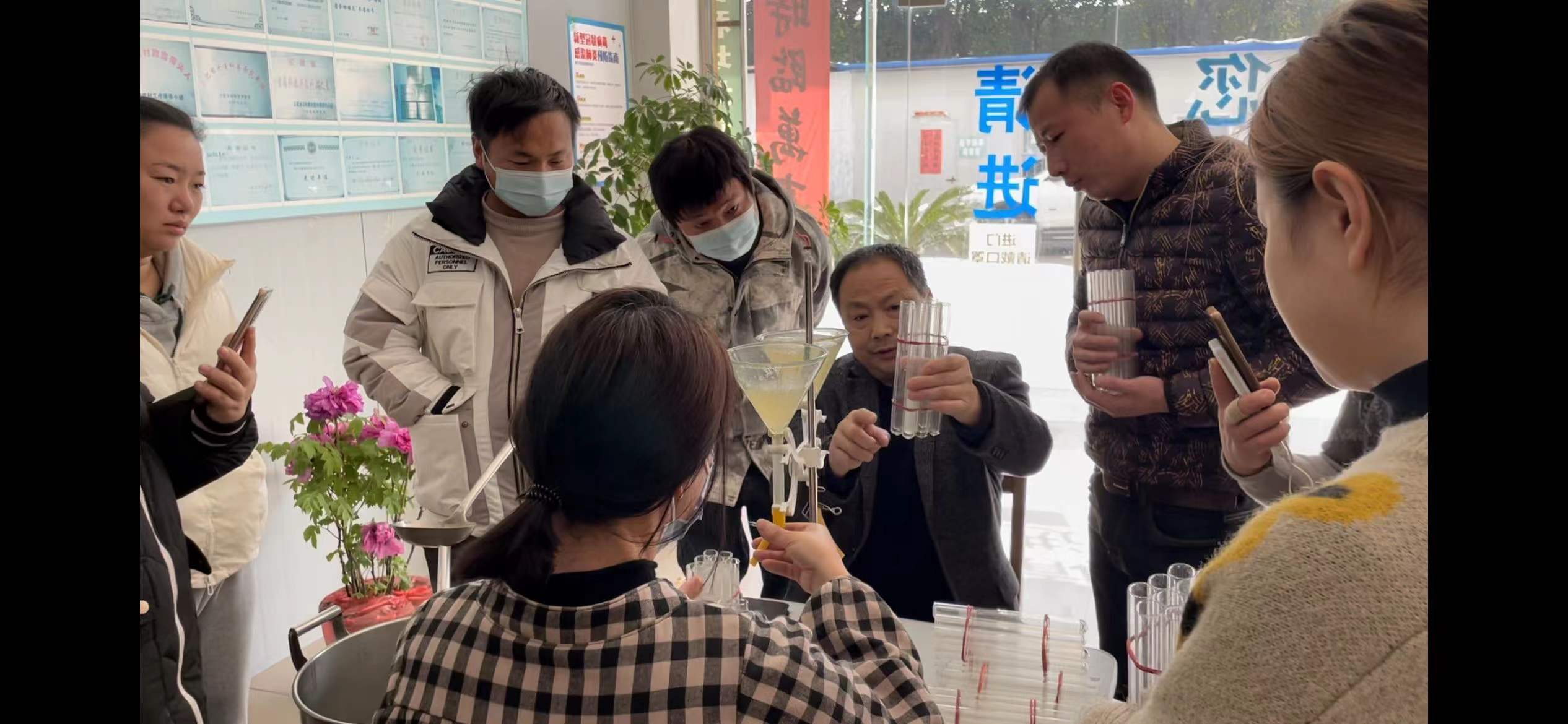 合肥立新食用菌培训基地学员实习食用菌母种及液体菌种的制作
